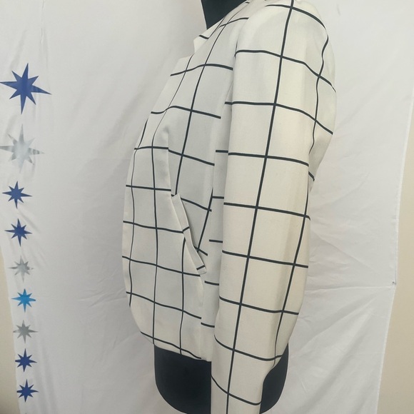 Women’s white and‎ black, collarless, notched lapels, blazer - Picture 2 of 6